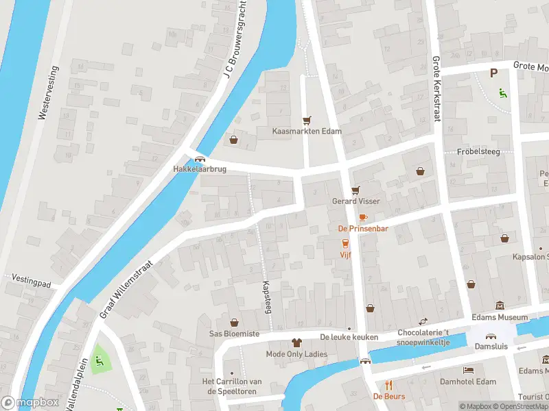 Ambulance met grote spoed naar de Graaf Willemstraat in Edam