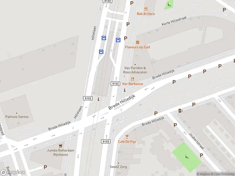 Ambulance met gepaste spoed naar de Brede Hilledijk in Rotterdam