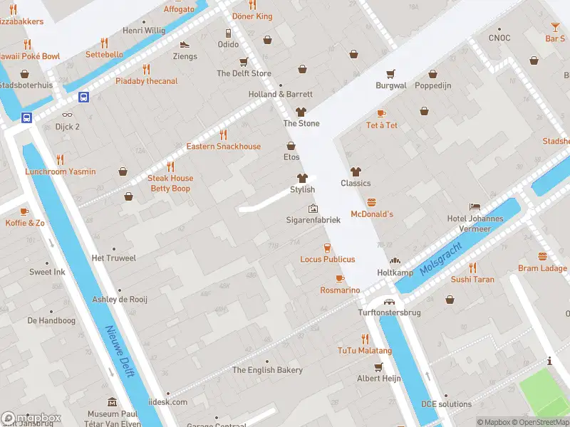 Ambulance met grote spoed naar de Markt in Delft