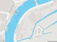 Ambulance met grote spoed naar de Bergse Linker Rottekade in Rotterdam