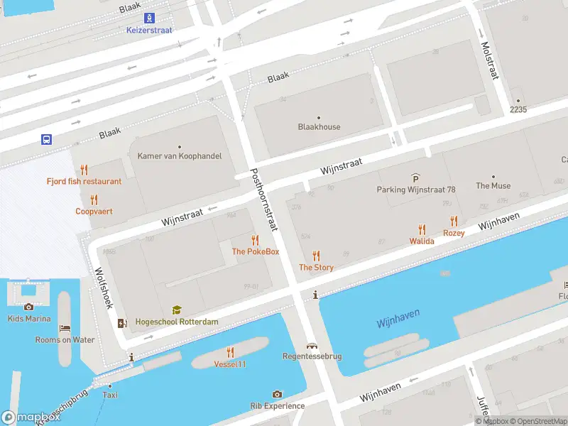 Ambulance met grote spoed naar de Posthoornstraat in Rotterdam