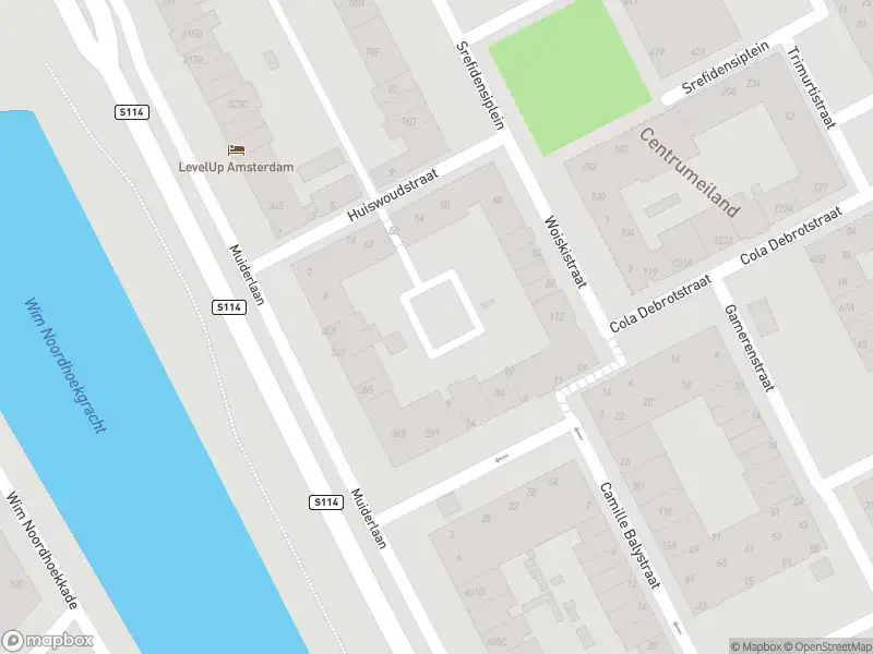 Ambulance met gepaste spoed naar de Muiderlaan in Amsterdam