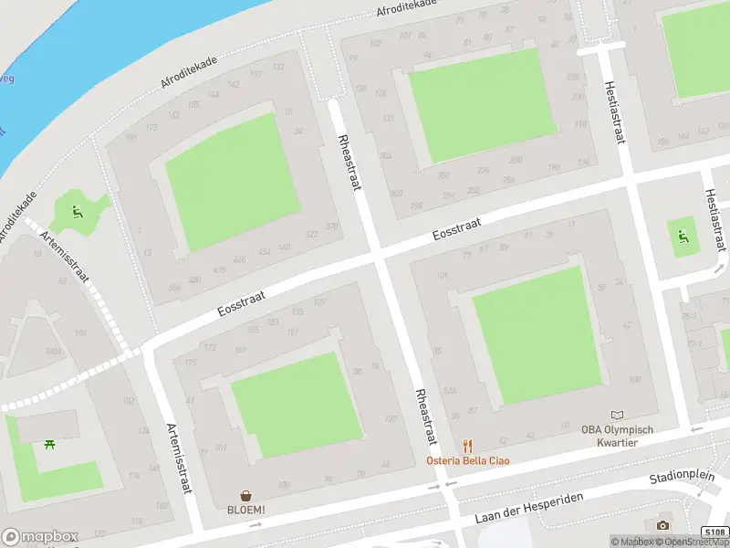 Ambulance met grote spoed naar de Rheastraat in Amsterdam