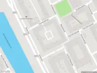 Ambulance met gepaste spoed naar de Muiderlaan in Amsterdam