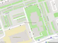 Ambulance met grote spoed naar de Eliza van Calcarstraat in Amsterdam