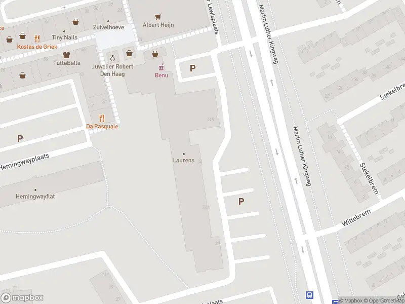 Ambulance met grote spoed naar de Sinclair Lewisplaats in Rotterdam