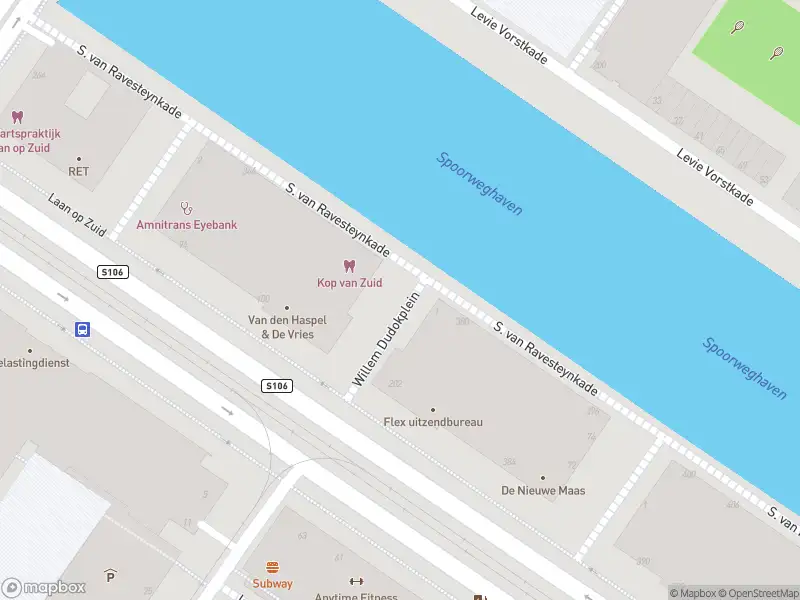 Ambulance met grote spoed naar de Willem Dudokplein in Rotterdam