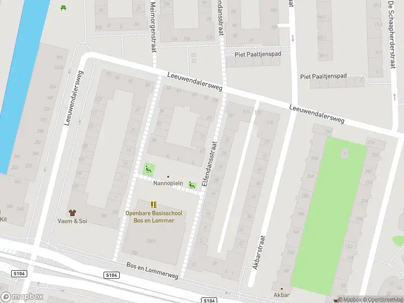 Ambulance met grote spoed naar de Elfendansstraat in Amsterdam