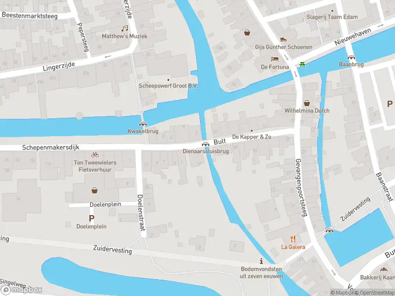 Ambulance met grote spoed naar de Doelland in Edam