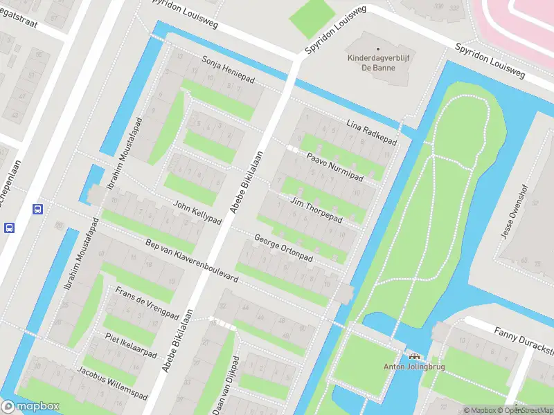 Ambulance met gepaste spoed naar de Jim Thorpepad in Amsterdam