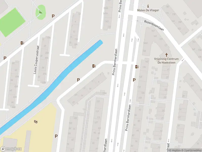 Ambulance met grote spoed naar de Alberdingk Thijmkade in Voorburg