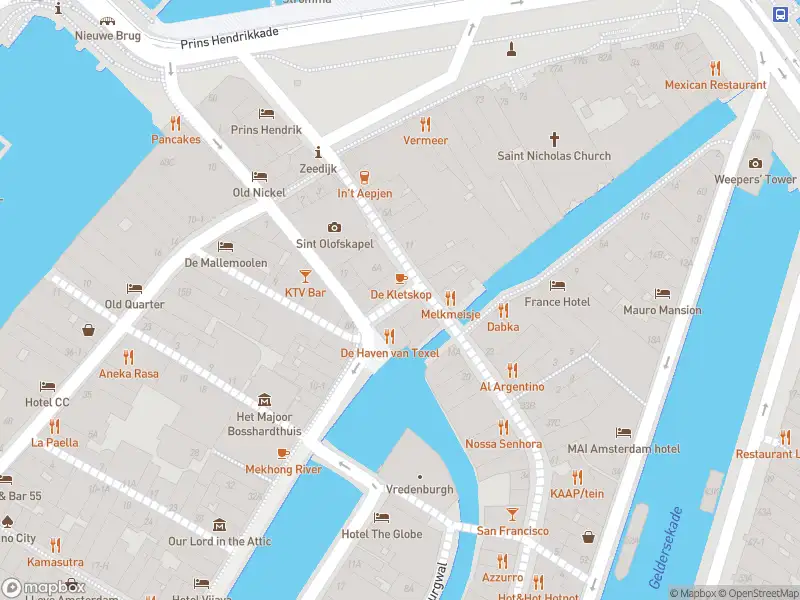 Brandweer met gepaste spoed naar de Sint Olofssteeg in Amsterdam