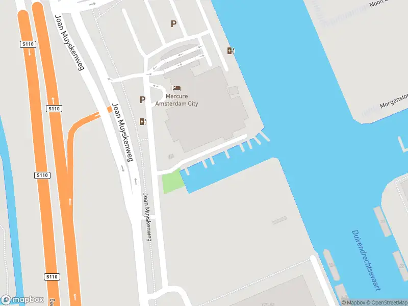 Ambulance met gepaste spoed naar de Joan Muyskenweg in Amsterdam