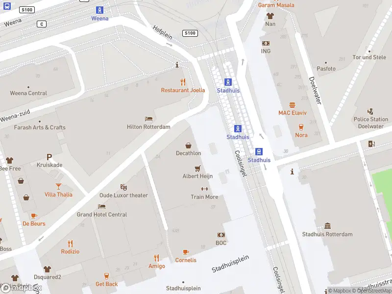 Ambulance met grote spoed naar de Coolsingel in Rotterdam