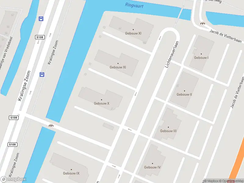 Ambulance met grote spoed naar de Lichtenauerlaan in Rotterdam