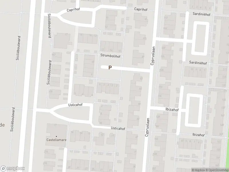 Ambulance met grote spoed naar de Strombolihof in Rotterdam