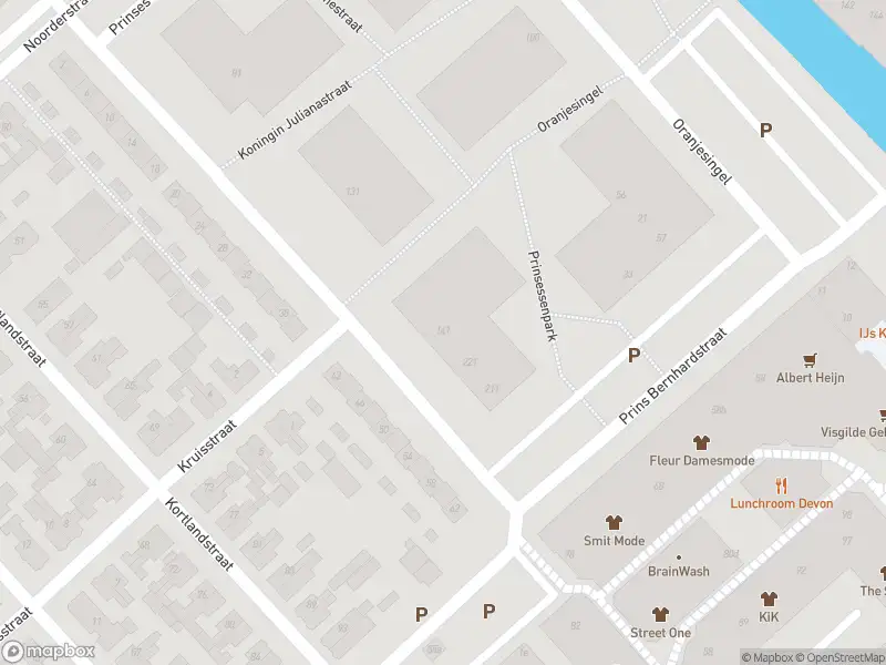 Ambulance met grote spoed naar de Koningin Julianastraat in Krimpen aan den IJssel