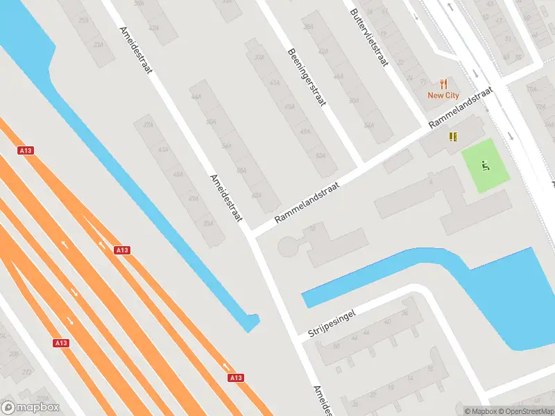 Ambulance met grote spoed naar de Ameidestraat in Rotterdam