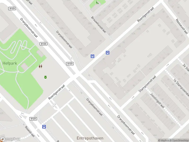 Ambulance met grote spoed naar de Oranjeboomstraat in Rotterdam