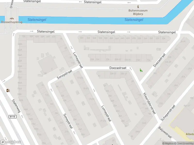 Ambulance met grote spoed naar de Lumeystraat in Rotterdam