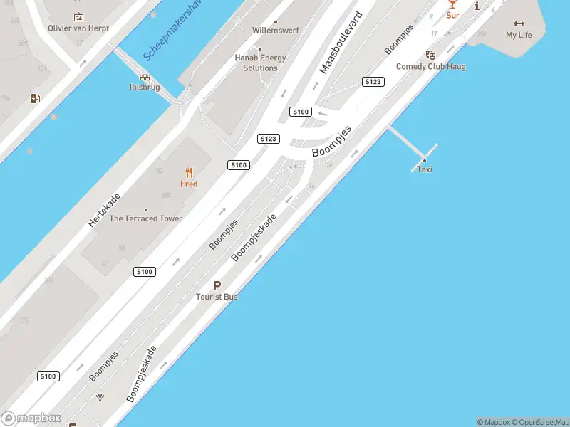 Ambulance met gepaste spoed naar de Boompjeskade in Rotterdam