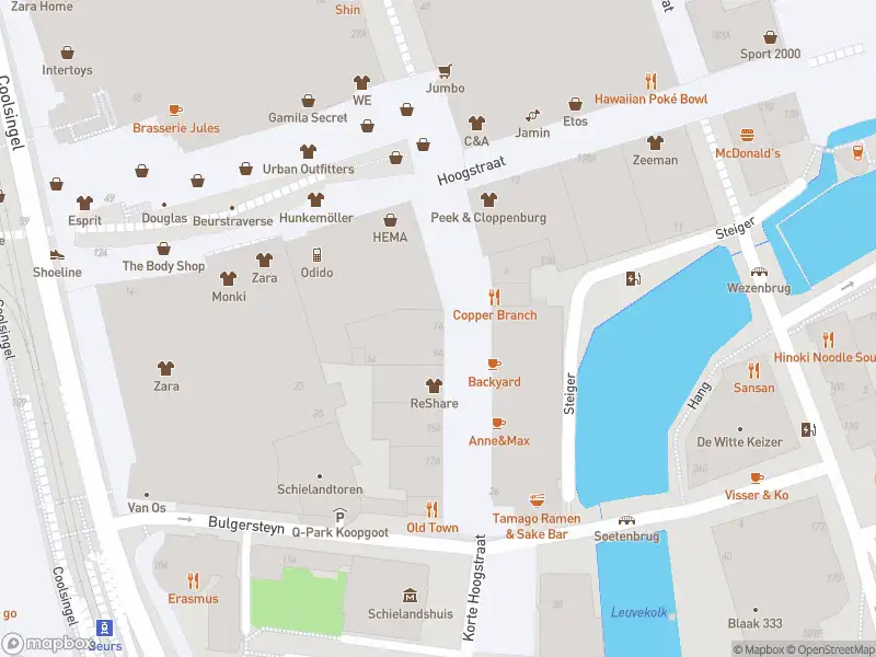 Ambulance met gepaste spoed naar de Korte Hoogstraat in Rotterdam