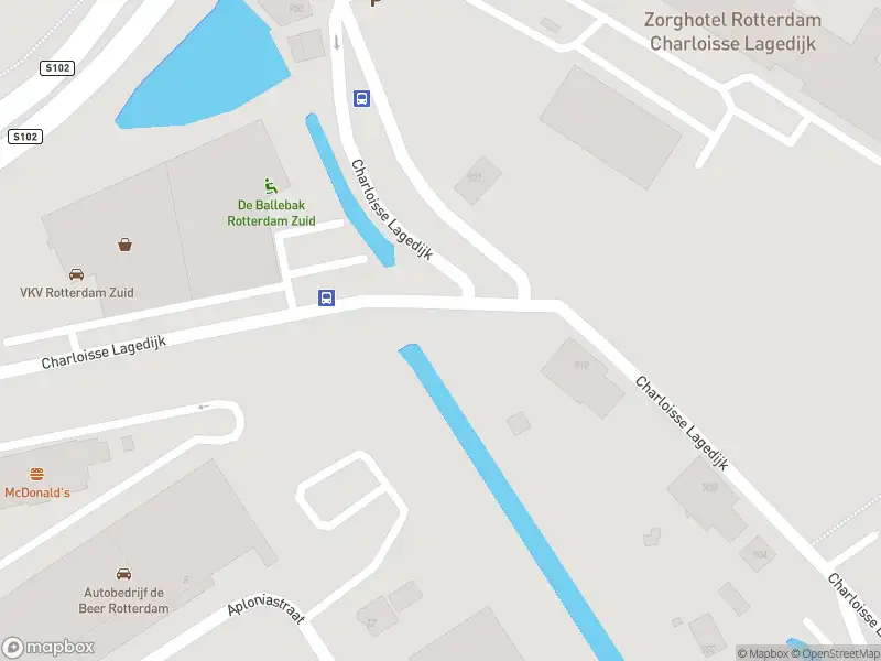 Ambulance met gepaste spoed naar de Charloisse Lagedijk in Rotterdam