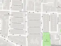 Brandweer met gepaste spoed naar de Willem Loréstraat in Leeuwarden vanwege een buitenbrand