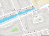 Ambulance met grote spoed naar de Van der Duynstraat in Vlaardingen