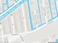 Ambulance met grote spoed naar de Lilian Ngoyiweg in Rotterdam