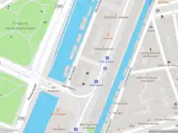 Ambulance met grote spoed naar de Nieuwe Gietersstraat in Amsterdam