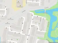 Ambulance met grote spoed naar de Strandschelpenbank in Leiden