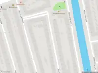 Ambulance met grote spoed naar de Vancouverstraat in Amsterdam