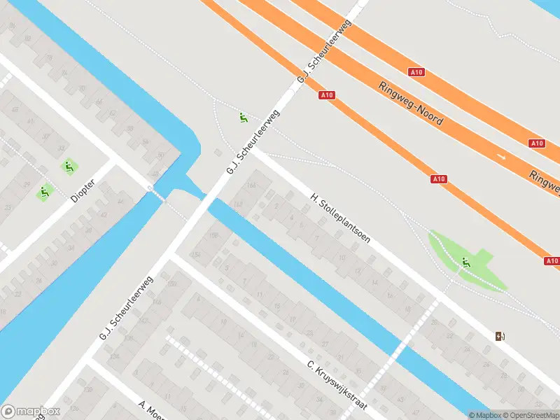 Ambulance met grote spoed naar de H. Stolleplantsoen in Amsterdam