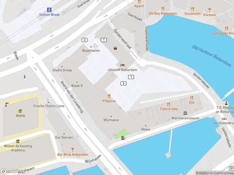 Ambulance met gepaste spoed naar de Gelderseplein in Rotterdam