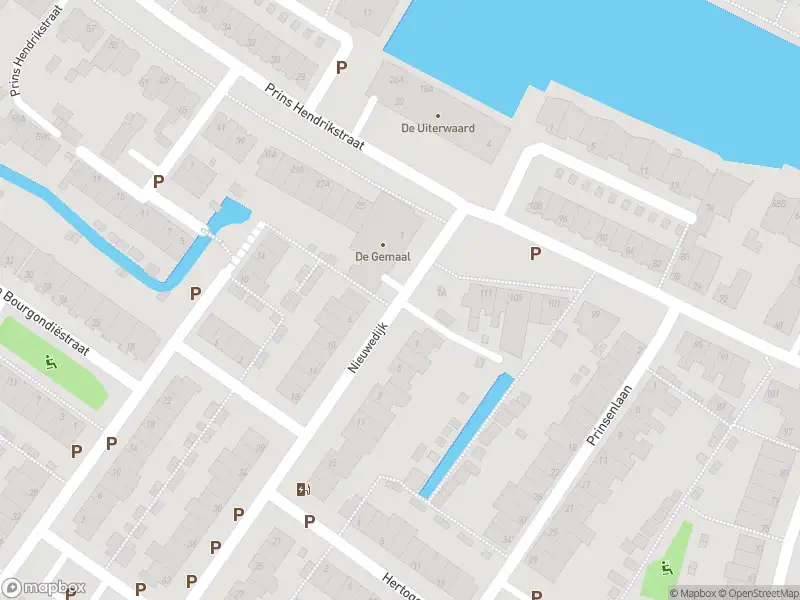 Ambulance met gepaste spoed naar de Nieuwedijk in Alphen aan den Rijn