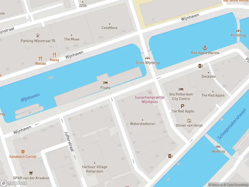 Ambulance met gepaste spoed naar de Wijnhaven in Rotterdam