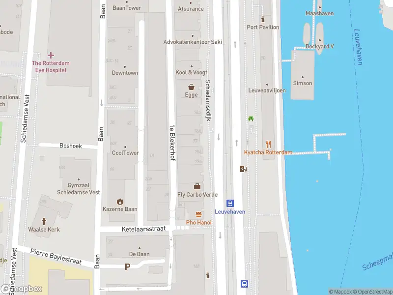 Ambulance met grote spoed naar de Schiedamsedijk in Rotterdam