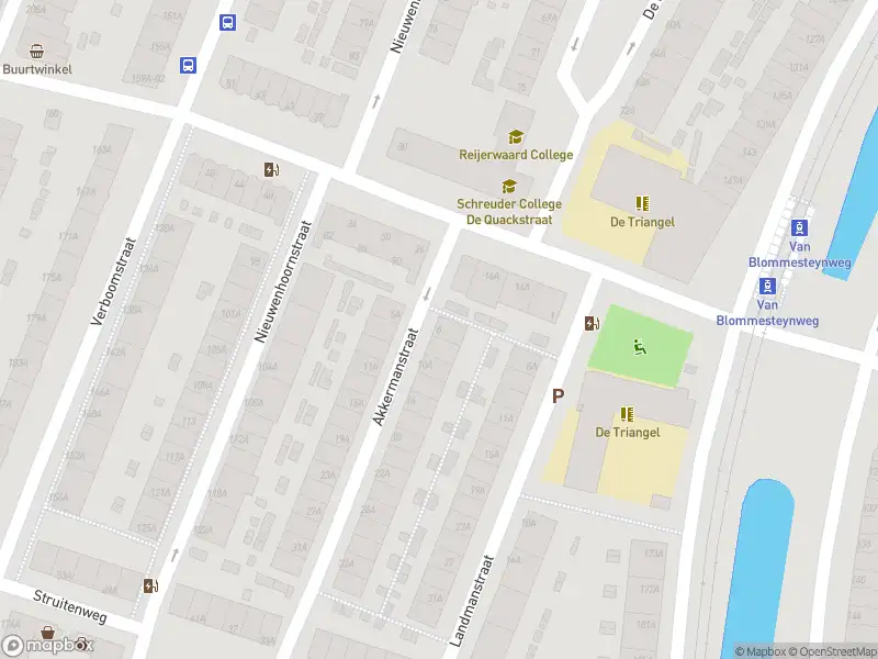 Ambulance met grote spoed naar de Akkermanstraat in Rotterdam