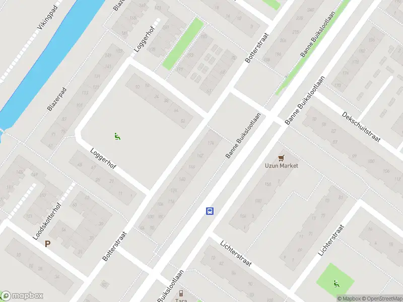 Ambulance met grote spoed naar de Loggerhof in Amsterdam