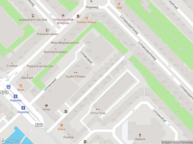 Ambulance met grote spoed naar de Linnaeuskade in Amsterdam