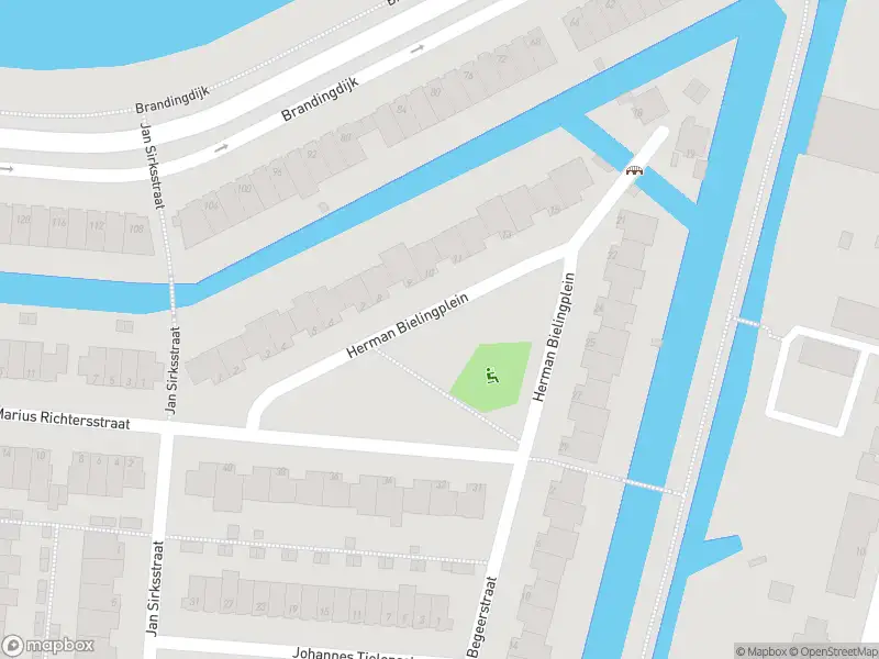 Brandweer met gepaste spoed naar de Herman Bielingplein in Rotterdam