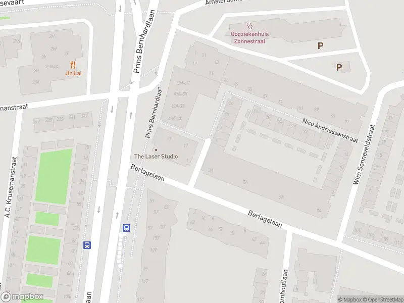 Ambulance met gepaste spoed naar de Nico Andriessenstraat in Haarlem