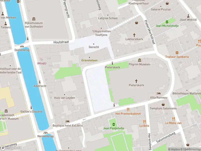 Ambulance met grote spoed naar de Grevenstraat in Leiden