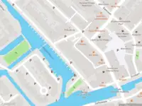 Ambulance met grote spoed naar de Van Ravesteijnkade in Leidschendam