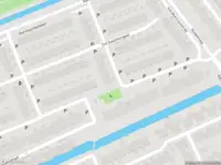 Ambulance met grote spoed naar de Huis te Merwestraat in Schiedam