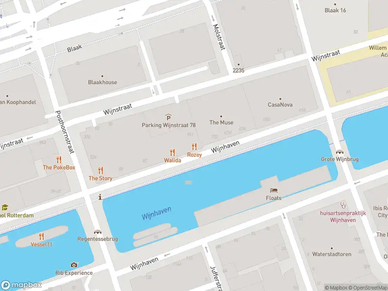 Ambulance met grote spoed naar de Wijnhaven in Rotterdam