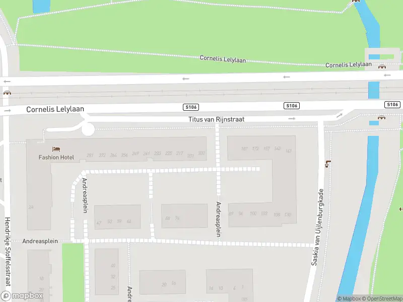 Ambulance met grote spoed naar de Titus van Rijnstraat in Amsterdam