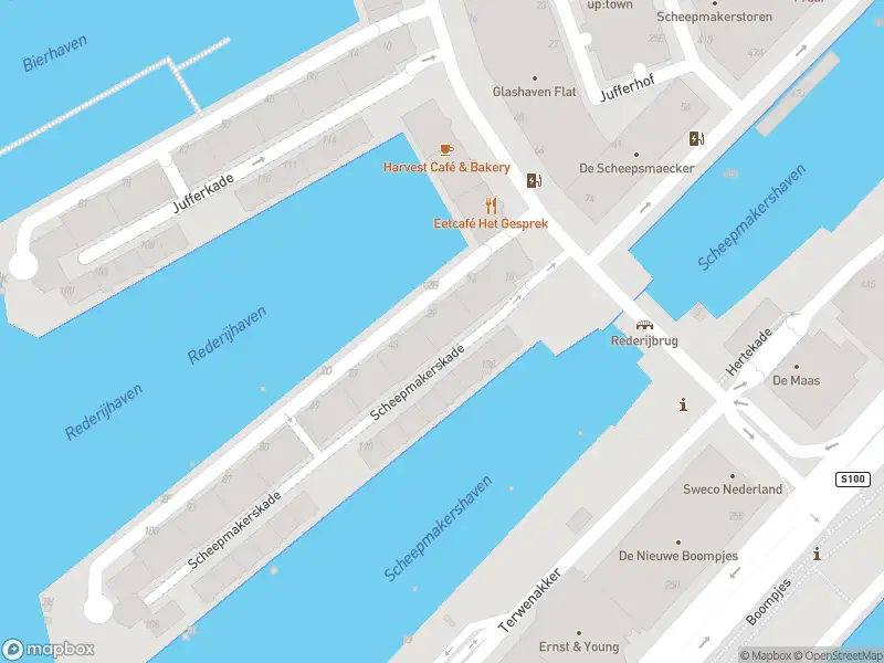 Ambulance met gepaste spoed naar de Scheepmakerskade in Rotterdam