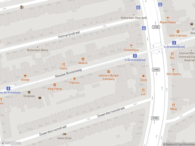 Ambulance met grote spoed naar de Nieuwe Binnenweg in Rotterdam